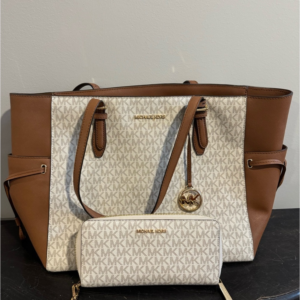 Michael Kors purse in great condition with matching wallet